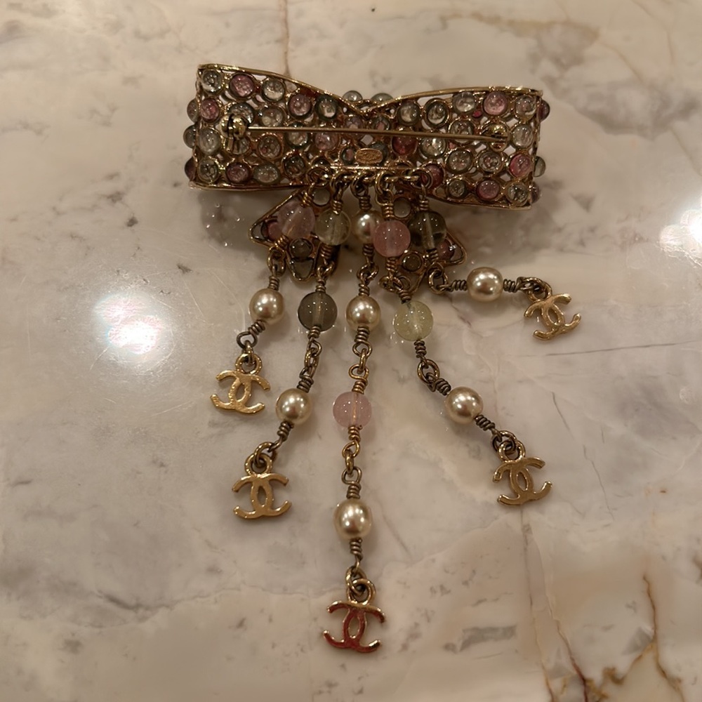 💗Chanel Gripoix Bow Brooch Pin with CC Dangles 💗 - Picture 2 of 10
